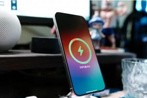 四方台苹果15换屏服务分享用什么充电器给iPhone15充电更好 